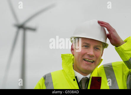 `s größte Windprojekt Großbritanniens von Scottish Power wird am Donnerstag, dem 12. Januar 2006, auf dem Gelände einer alten Kohlemine im Windpark Black Law in South Lanarkshire in Schottland vom stellvertretenden Ersten Minister Nicol Stephen eröffnet, der sich an seinem Hut festhält. Stephen's behauptete, dass das Projekt Schottland dabei helfen werde, ein „Kraftpaket“ für erneuerbare Energien zu werden. Siehe PA Story SCOTLAND Windfarm. DRÜCKEN SIE VERBANDSFOTO. Bildnachweis sollte lauten: David Ceskin/PA Stockfoto